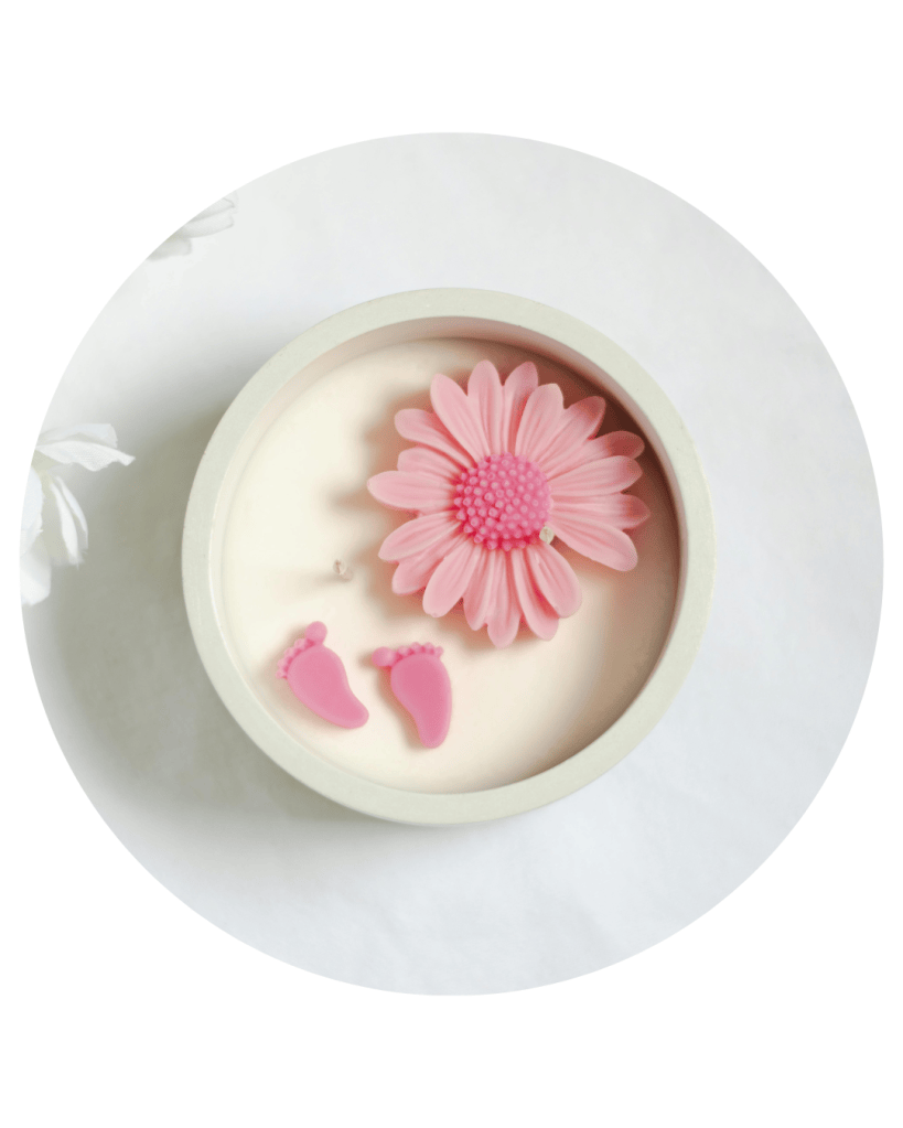 image d'une bougie ambiance apaisante avec fleur et empreinte de pied bébé